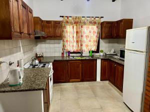 Η κουζίνα ή μικρή κουζίνα στο Casa en los Nogales Yala