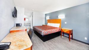 Postel nebo postele na pokoji v ubytování Executive Inn Hondo