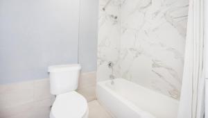 Koupelna v ubytování Executive Inn Hondo