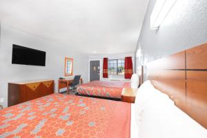 Postel nebo postele na pokoji v ubytování Executive Inn Hondo