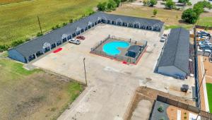 Bazén v ubytování Executive Inn Hondo nebo v jeho okolí