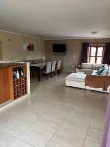 un soggiorno con un divano e un tavolo di Salta Casa El rodeo a Salta