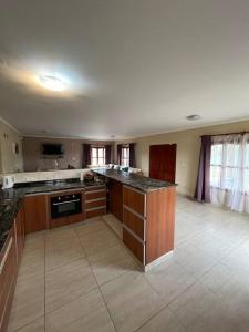 una grande cucina con piano di lavoro in una stanza di Salta Casa El rodeo a Salta