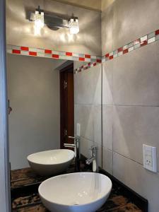 un bagno con due lavandini e uno specchio di Salta Casa El rodeo a Salta