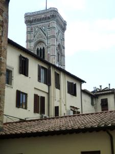 um edifício com uma torre de relógio ao fundo em Hotel Canada em Florença