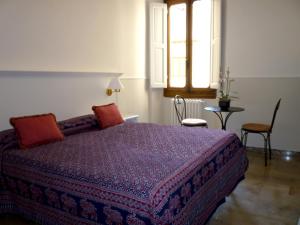 1 dormitorio con cama, ventana y mesa en Hotel Canada en Florence