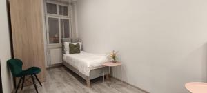 a small room with a bed and a window at CITY VIEW Saperów - parter, przy centrum in Świdnica