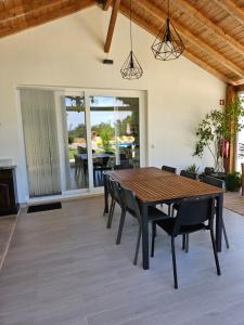 a dining room with a wooden table and chairs at Casa do Cedro no Campo in Correias