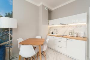 Η κουζίνα ή μικρή κουζίνα στο Apartament Baltic Park IVA z Basenem Letnim by HolidaySun