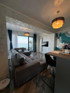 ein Wohnzimmer mit Sofa und Tisch in der Unterkunft Mamaia Nord-Navodari Seaside View in Mamaia Nord – Năvodari