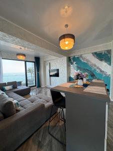 ein Wohnzimmer mit Sofa und Tisch in der Unterkunft Mamaia Nord-Navodari Seaside View in Mamaia Nord – Năvodari + 136 Fotos