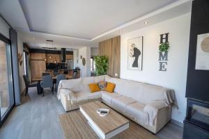 ein Wohnzimmer mit einer weißen Couch und einem Tisch in der Unterkunft Villa Eden in El Gastor