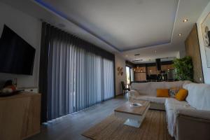 ein Wohnzimmer mit einer weißen Couch und einem Tisch in der Unterkunft Villa Eden in El Gastor