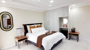 Waterfall City Guest Lodge客房内的一张或多张床位
