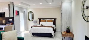 Waterfall City Guest Lodge客房内的一张或多张床位