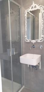 Phòng tắm tại 5min walk to Subway & 10min drive to Airport