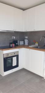 Nhà bếp/bếp nhỏ tại 5min walk to Subway & 10min drive to Airport