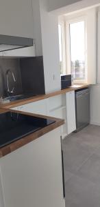 Nhà bếp/bếp nhỏ tại 5min walk to Subway & 10min drive to Airport +54 ảnh