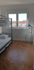 Giường trong phòng chung tại 5min walk to Subway & 10min drive to Airport