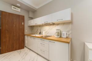 Η κουζίνα ή μικρή κουζίνα στο Apartament Baltic Park IVB z Basenem Letnim by HolidaySun