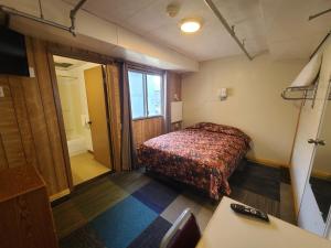 Postel nebo postele na pokoji v ubytování Keystone Hotel