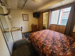 Postel nebo postele na pokoji v ubytování Keystone Hotel
