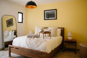 サンミゲル・デ・アジェンデにあるDeluxe Design Condo, San Miguelのベッドルーム(テーブル、鏡付) +54枚の写真