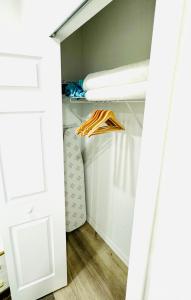 Postel nebo postele na pokoji v ubytování Cozy Studio