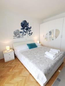 Posteľ alebo postele v izbe v ubytovaní Apartments and rooms with parking space Makarska - 6767