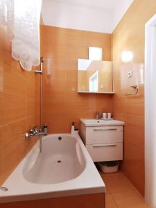 Kúpeľňa v ubytovaní Apartments and rooms with parking space Makarska - 6767