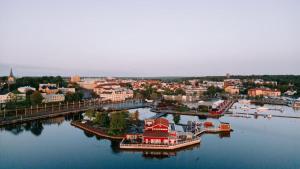 オスカルスハムンにあるBadholmen Restaurang & Hotellの水上の船を用いた港の空中風景