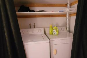 eine kleine Waschküche mit Waschmaschine und Trockner in der Unterkunft Le Repaire Secret in Saint-Donat-de-Montcalm + 27 Fotos