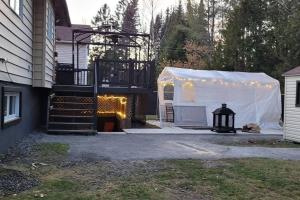 ein Hinterhof mit einem Zelt mit Lichtern darauf in der Unterkunft Le Repaire Secret in Saint-Donat-de-Montcalm