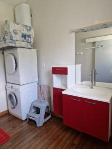 Un baño con lavadora y lavabo. en Сocon bien douillet, en Saint-Denis-dʼOléron 5 fotos más