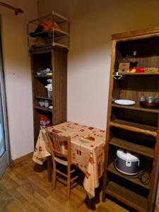 cocina con mesa y estante en Сocon bien douillet, en Saint-Denis-dʼOléron