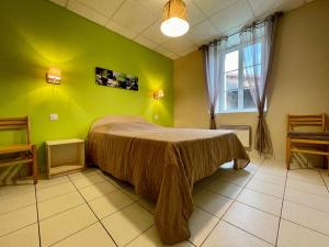 Postel nebo postele na pokoji v ubytování Maison de plain-pied rénovée en 2018 avec jardin privatif, calme, nature et activités à Saint-Julien - FR-1-582-265