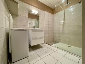 Koupelna v ubytování Maison de plain-pied rénovée en 2018 avec jardin privatif, calme, nature et activités à Saint-Julien - FR-1-582-265 + 9 fotografií