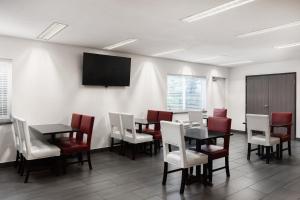 TV a/nebo společenská místnost v ubytování Garner Hotel Auburn - Seattle by IHG