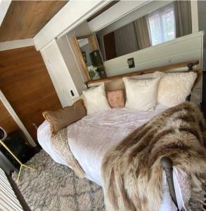 Katil atau katil-katil dalam bilik di Welcome to The Sugar Shack - a couples retreat!