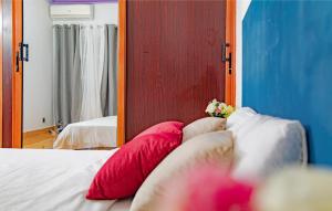 アビジャンにあるCocon Ivoireのベッドルーム1室(ピンクの枕と鏡付きのベッド1台付) +15枚の写真