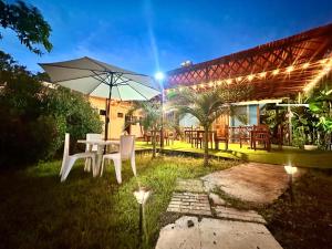 Um jardim em Eco-Hotel Palma É Coco