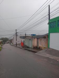 eine leere Straße neben einem Gebäude mit Stromleitungen in der Unterkunft Casa para festival de inverno Garanhuns in Garanhuns + 4 Fotos
