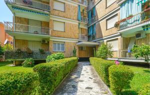 Κήπος έξω από το 2 Bedroom Beautiful Apartment In Cavi Di Lavagna