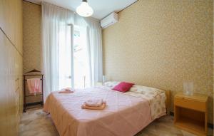 Ένα ή περισσότερα κρεβάτια σε δωμάτιο στο 2 Bedroom Beautiful Apartment In Cavi Di Lavagna