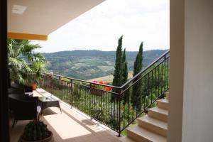 uma varanda com escadas e vista para as colinas em Il Ritrovo del Cima em Miglionico