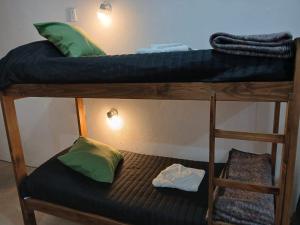two bunk beds with green pillows in a room at Río Arriba in Malargüe