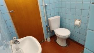 a bathroom with a toilet and a sink and a tub at Casa com varanda, 2 quartos, wi-fi, próximo ao centro da cidade in Ribeirão Preto +6 photos