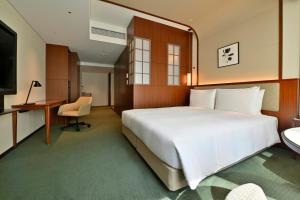 Postel nebo postele na pokoji v ubytování Marunouchi Hotel