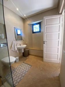 Koupelna v ubytování Luxueuse villa Proche Agadir et Taroudant pour 6 pers Piscine Privée sans vis à vis