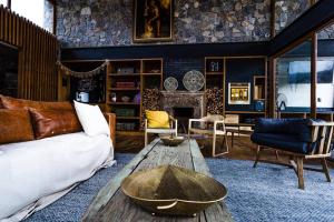 サンミゲル・デ・アジェンデにあるExclusive Luxury Home with Rooftop Jacuzziのソファとテーブルのあるリビングルーム